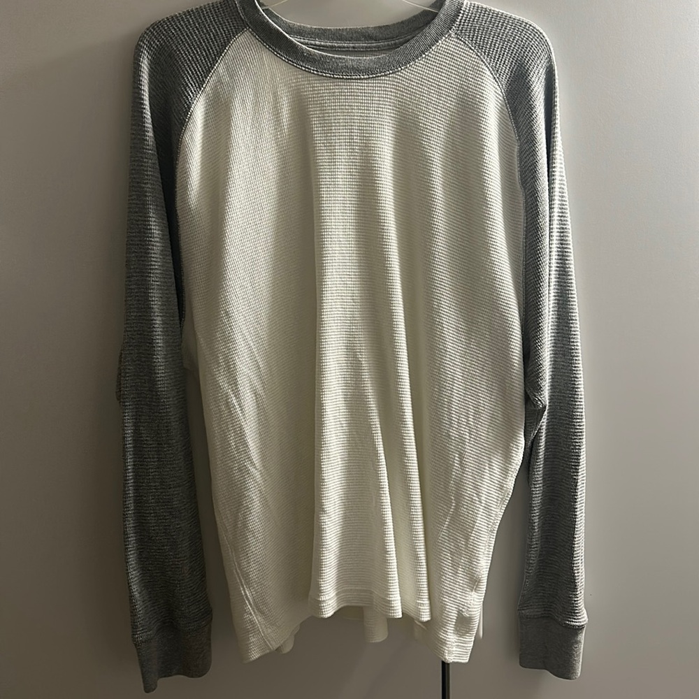 Men’s Old navy long sleeved waffle knit shirt. XL. UEC.